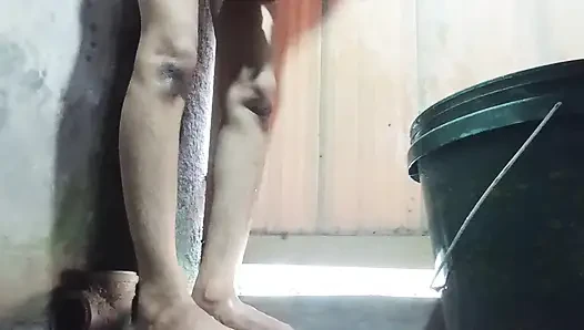 Hintli kadın kıllı siyah amcığını ve sıska götünü gösteren sevgilisi için banyo yapıyor.