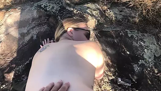 Nehir kenarında bir çıkıntıda sikişiyor