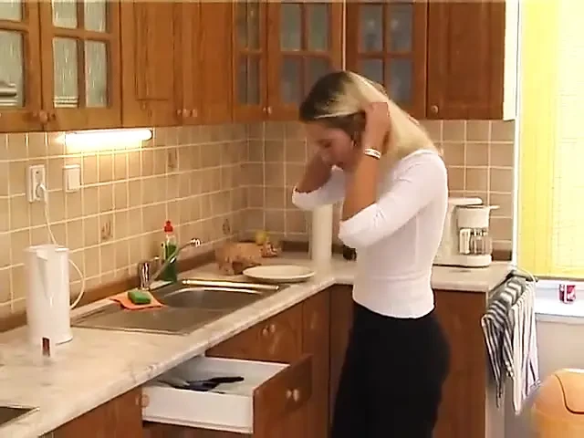 Büyük memeli sarışın genç kız mutfakta sikiliyor