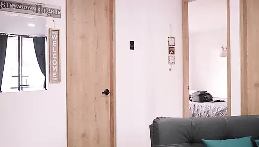 Sahte bir jinekolog yalnız orta yaşlı seksi kadını muayene ediyor