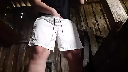 Taşralı kız ahırda kıyafetleriyle mastürbasyon yapıyor, böylece kimse onu yakalıyor