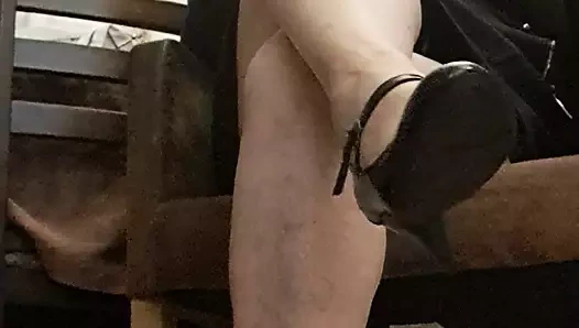 Ceket ve kıyafetsiz tek başına dışarı çıkıyor, dışarı çıkmadan önce mastürbasyon yapıyor