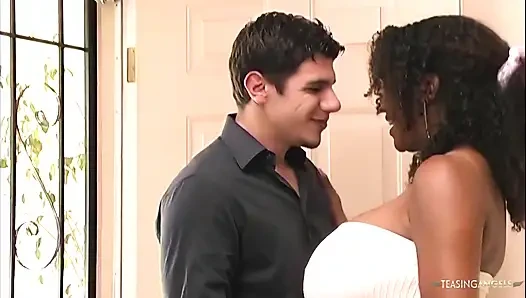 Büyük doğal göğüslerini kullanan Chaka T beyaz adamı tutkulu bir kovboy kız olarak baştan çıkardı