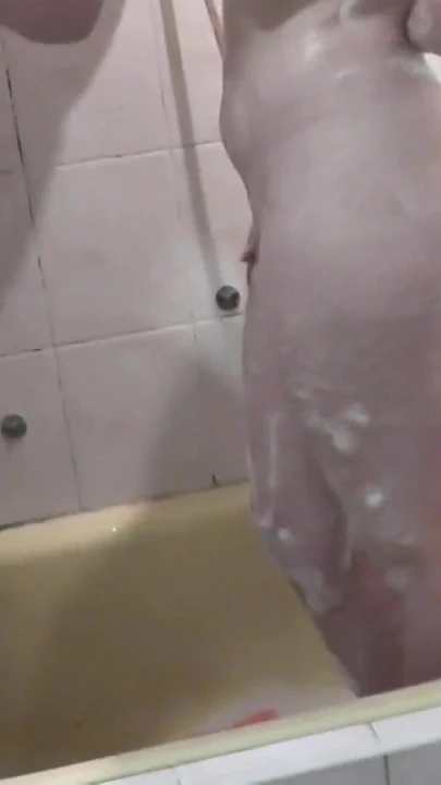 Üçlü grup seks. İki kız seks lezbiyenleri biseksüel. Banyoda tesisatçı yetişkin olgun orta yaşlı seksi kadın ve genç kızı yıkıyor. Yaşlı ve... | Klip 3