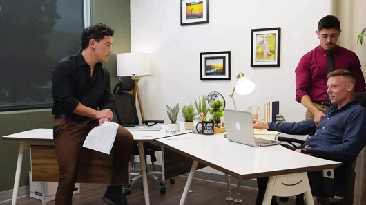 Dövmeli toynk ücretsiz ofis spitroast'ında yetiştiriliyor - tam sahne - asgmax