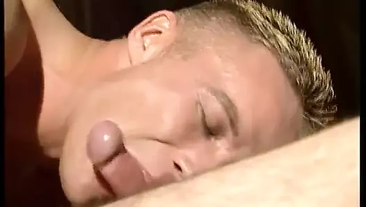 Güzel amcıklar elle sikiliyor