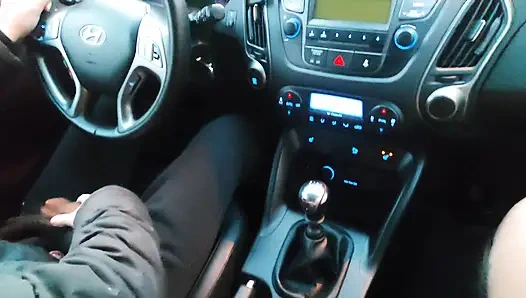 Çoraplı ateşli olgun üvey anne üvey oğlu arabada ayakla mastürbasyon yapıyor