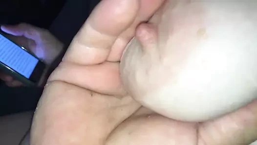 Sarkık baştankara meme ucuyla oynuyor.