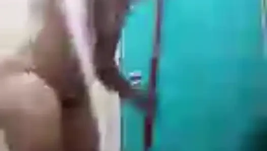 Güzel bir çıplak duş almak beni çok heyecanlandırıyor