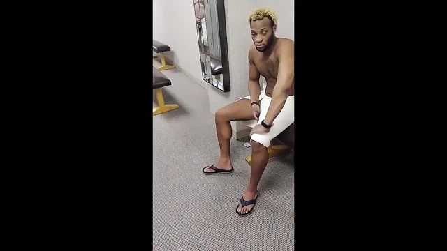 Yakaladı!! Büyük zenci soyunma odasında mastürbasyon yapıyor ve yakalanıyor! O zaman ne olacağını izle!