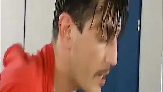 Sarışın Alman genç erkek avcısı oyuncak kullanıyor ve klasik ffm üçlü grup sekste paylaşılıyor