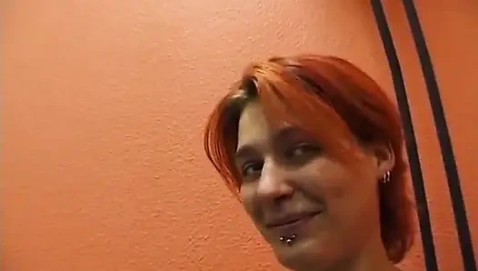 Kızıl saçlı genç kız hugh beaver alıyor