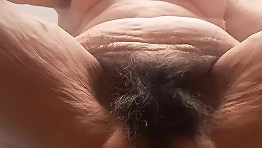 Kocasının zevkine çıplak yoga yapıyor