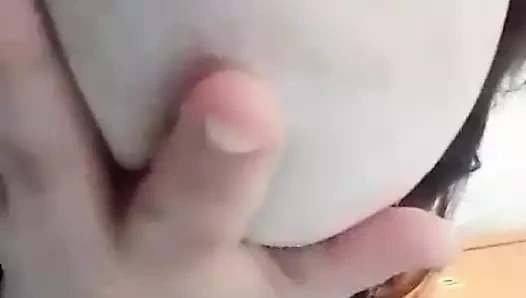 Sulu büyük göğüslerimi ağzında istiyor musun