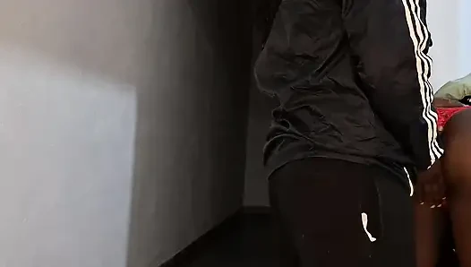 Kocam Dünya Kupası izlerken kocamın erkek kardeşi koridorda benimle seks yaptı.