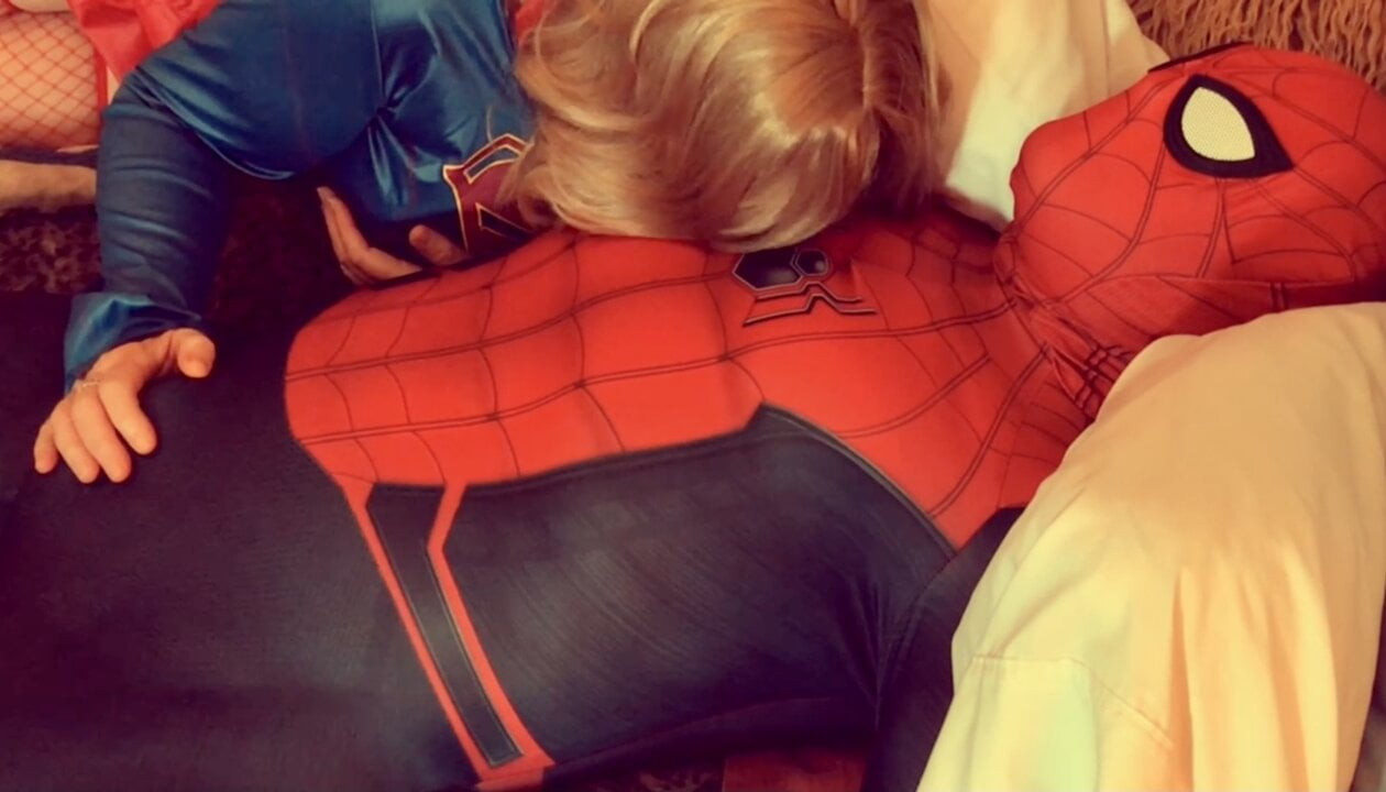 Supergirl örümcek adam sikikleri