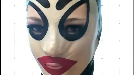 Seksi memeli bal odada iki sıcak yarakla sert sikişiyor