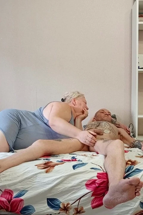 Üvey annem yarağımdan tüm dölleri emiyor
