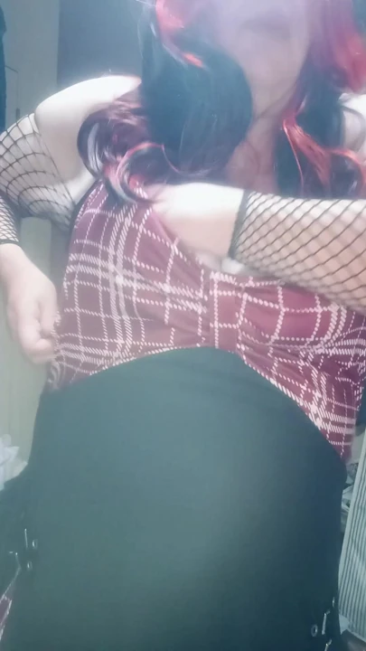 1 Ekim'den itibaren yayınlanacak bazı videolarda giydiğim bazı kıyafetleri sergiliyor.