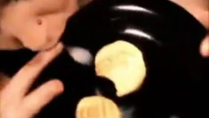 Cum üzerinde foodgoth kız