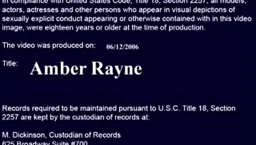 Amber Rayne oturma odasında piercingleriyle sikişiyor