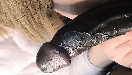 İyi bir kadın kılıklı olması ve dizlerinin üstüne oturup yarağını ağzıyla temizlemesi gerekiyor