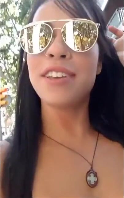 Yeni yaramaz kız Barcelona'da parkın ortasında eğleniyor!
