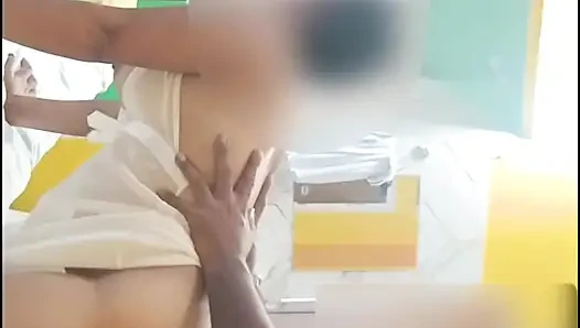 Hintli kız üvey annesiyle seks yapıyor