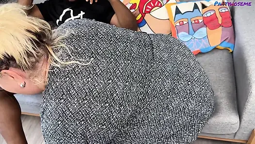 İri güzel orta yaşlı seksi kadın zenci adamı baştan çıkarıyor ve onu sikiyor