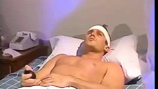 Büyük memeli hemşire adam tarafından kafa sargı beziyle sikiliyor