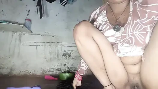 Bakirenin götüne dildo sokuyor, penisin yoksa, o zaman Hintçe ses