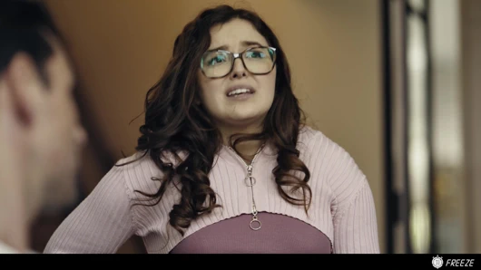 Üvey baba üvey kızını donduruyor ve onu birden fazla yüksek sesle inleyerek orgazm oluyor