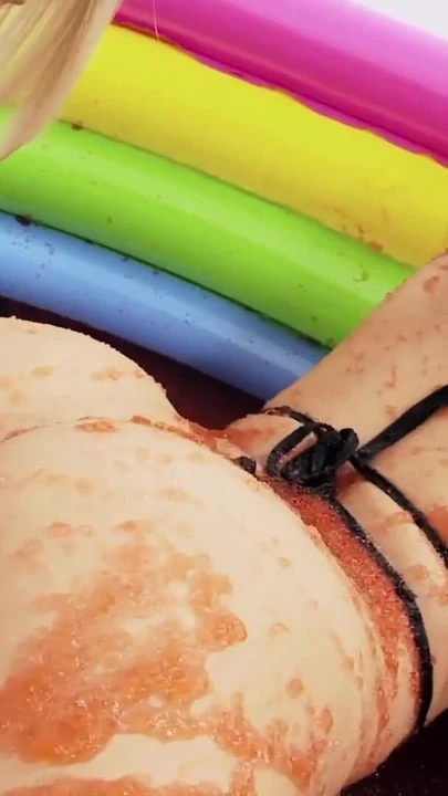 İki seksi lezbiyen çamur havuzunda ve biraz yumuşak BDSM eylemi yapıyor | Klip 3