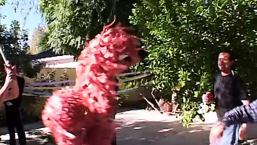 Seksi genç beyaz anal esmer kız sonraki kapı içinde pembe mesh sikikleri bir büyük çük