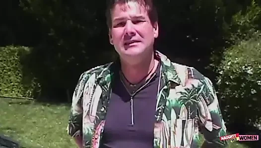 Yaramaz zenci orta yaşlı seksi kadın açık havada beyaz adamı baştan çıkarıyor ve sıkı göt deliğini siktiriyor