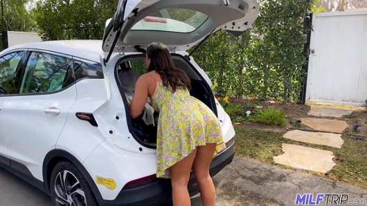 Orta yaşlı seksi eş değiştiren orta yaşlı seksi kadın Mandy Waters sert yarak ve ücretsiz yolculuk sunuyor