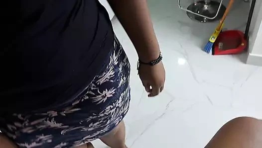 Üvey kardeşimi mutfakta sikimi emmeye ikna ediyorum. pov