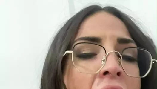 Derleme seksi iç çamaşırı, çok baştan çıkarıcı gözlükler ve güzel medusa'nın bacakları arasında biten bir dildo