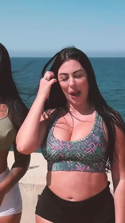 Kolombiyalı ve İspanyol kadınlar bir yabancının büyük yarağını sikiyor - Carla Boom, Mariana Martix ve Sergio Lagos | Klip 1