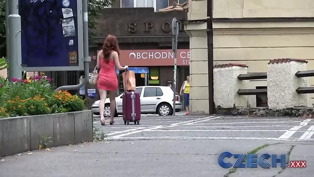 Çek sıcak redhead sikikleri adam sert içinde araba park için nakit