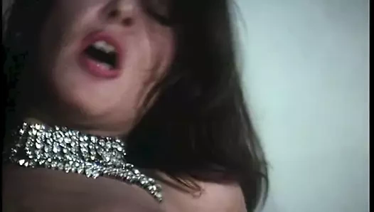 Bu sürtük arkadaşıyla üçlü seks yaparken götüne almayı hayal ediyor