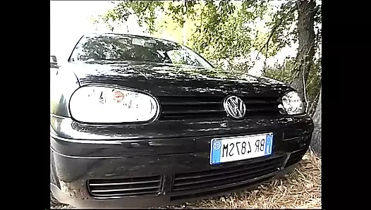 Fantastik genç sarışın arabada amının içine boşalana kadar büyük yarağı emiyor