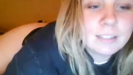 jeune ronde qui se touche la chatte