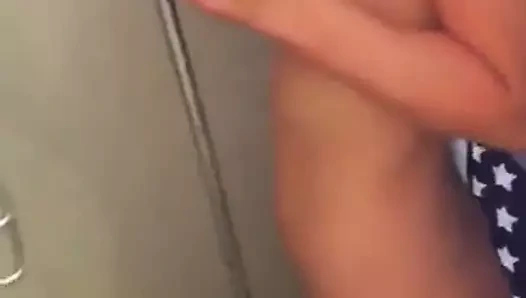 Duş altında kendimle oynuyorum