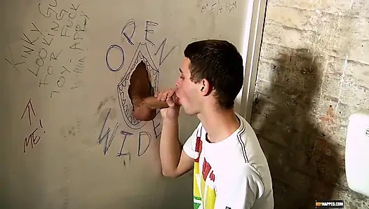 Sevimli twink gizemli yarağa hizmet ediyor