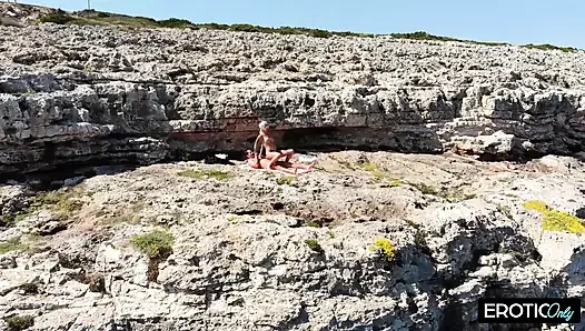Spontane Seks Yol Kenarı Aç MILF Her Şeyini Veriyor
