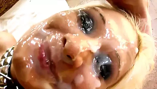 Ateşli orta yaşlı seksi kadın büyük yarakla mükemmel tıraşlı amcığını sikiyor