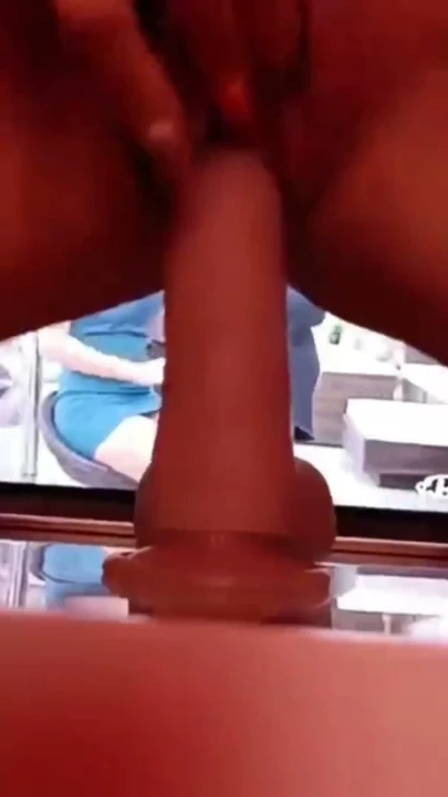 İspanyol orta yaşlı seksi kadın süper azgın porno izlemeye başlıyor, mastürbasyon yapıyor ve sonunda masaya biniyor | Klip 1