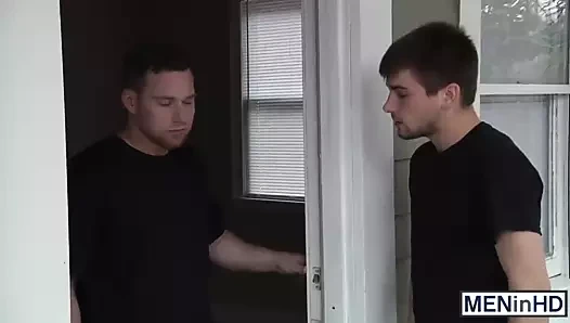 Johnny yük dökülene kadar kıçını baş aşağı delinir