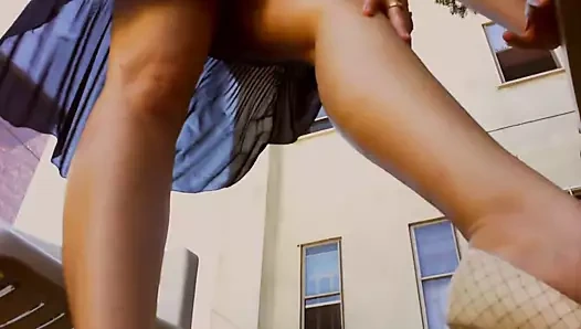 Güneş kremi sürerken uzun bacaklarımı seviyorum